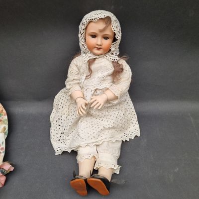 Grande poupée à tête de porcelaine, marque UNI FRANCE numéro…