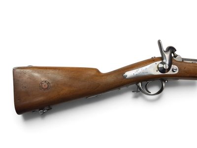 un vieux pistolet avec un canon en bois et une poignée en métal