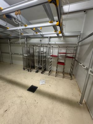 une pièce où se trouvent tout un tas de rayonnages