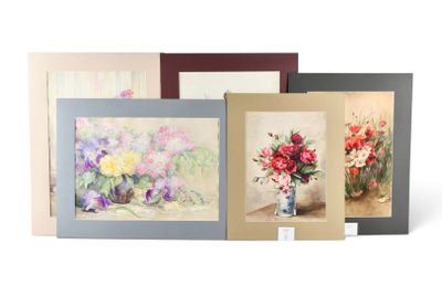 trois tableaux encadrés représentant des fleurs dans des vases, sur un fond blanc