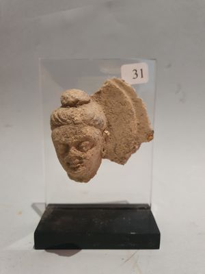 Tête de Bouddha en stuc à la coiffure surmontée de sa protub…
