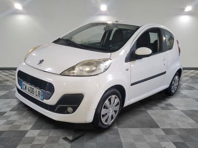la petite voiture blanche est garée sur un sol en damier