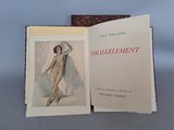 un livre ouvert sur lequel figure l'image d'une femme nue