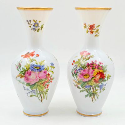 deux vases avec des fleurs peintes sur une surface blanche