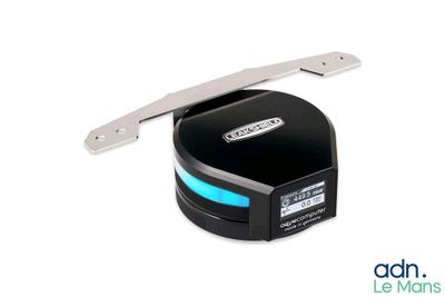 une image représentant une photo en noir et blanc d'un chargeur USB