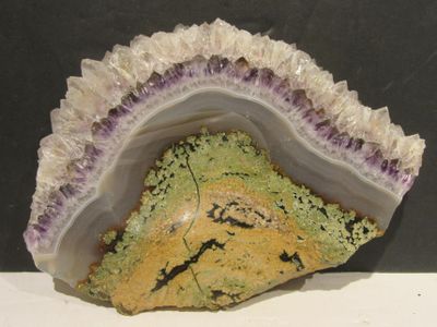 une photo d'un morceau de roche aux couleurs vertes et violettes