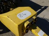 un gros plan d'une boîte jaune sur laquelle figure un numéro