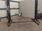 une photo d'un garage rempli de matériel
