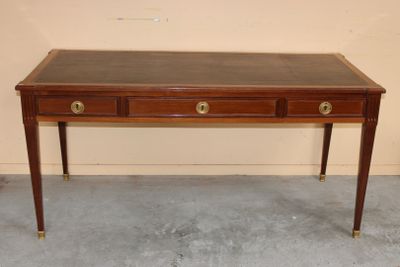 un petit bureau surmonté de deux tiroirs
