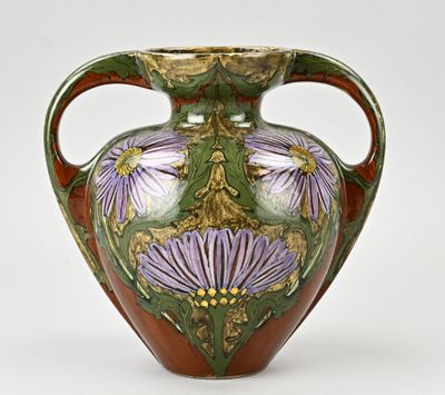 un vase orné de fleurs violettes sur fond blanc