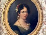 portrait d'une femme en robe verte, avec une fleur rouge dans les cheveux