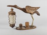 un oiseau qui se tient près d'une lampe