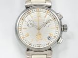 gros plan d'une montre sur une surface blanche