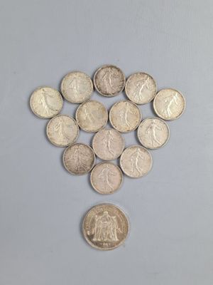 beaucoup de pièces qui sont sur la table