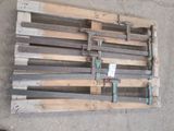 une palette en bois sur laquelle sont posés tout un tas d'outils divers