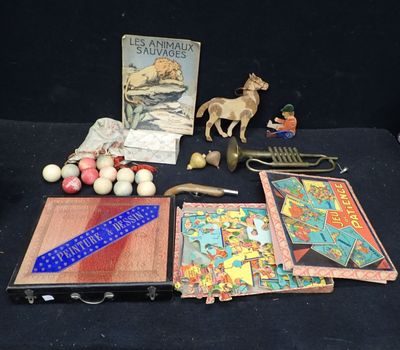 de nombreux objets posés sur une table noire