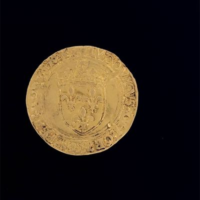 une image d'une pièce d'or sur fond noir