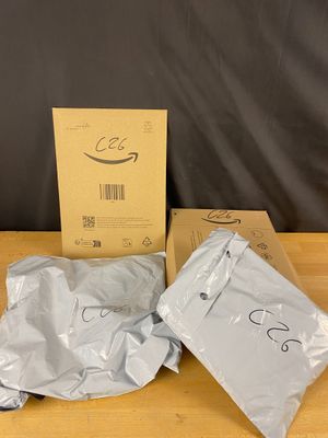 deux sacs de nourriture posés sur une table à côté d'une boîte