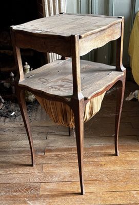une petite table en bois sur laquelle est posé un panier