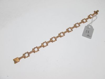 gros plan d'une chaîne de bracelets portant une étiquette