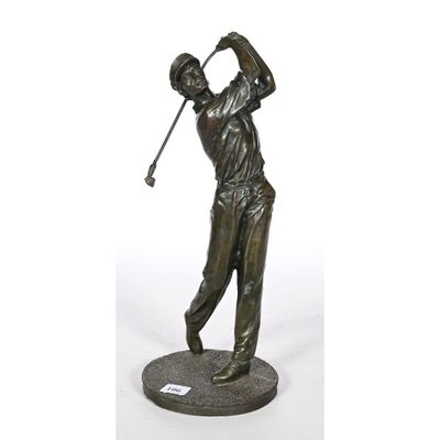 statue d'un homme brandissant un club de golf, posée sur un socle en marbre