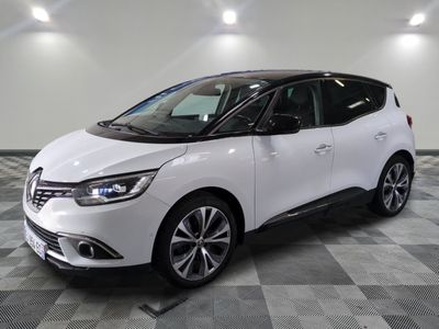 la voiture blanche est garée sur un carrelage à carreaux