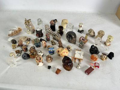 de nombreuses figurines en verre posées sur une table blanche