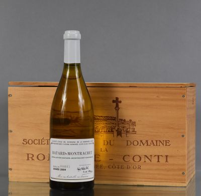 une bouteille de vin posée à côté d'une caisse en bois