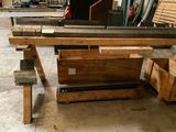 une photo d'une table en bois et en métal