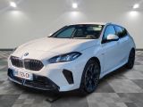 une BMW M140i break sportive blanche garée dans un showroom
