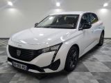 la voiture blanche est garée sur un sol en damier dans le garage