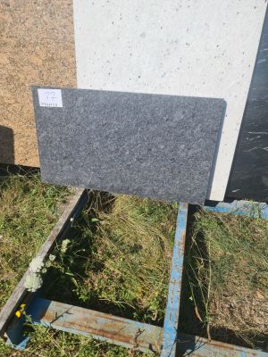 Plaque de granit gris bleuté Dimensions : 113 x 65 x 3 cm Ép…