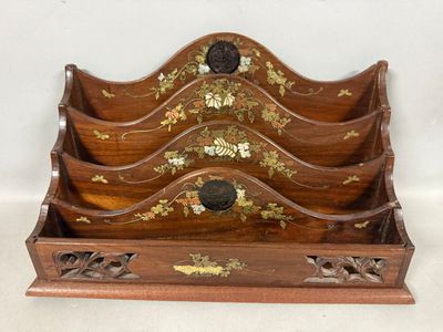un porte-revues en bois comportant quatre compartiments