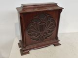 une petite boîte en bois ornée d'un motif sculpté