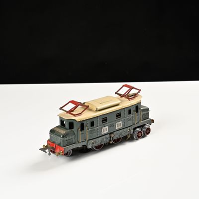 un petit train sur une surface blanche avec un fond noir