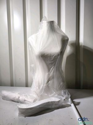un mannequin en plastique posé sur une table