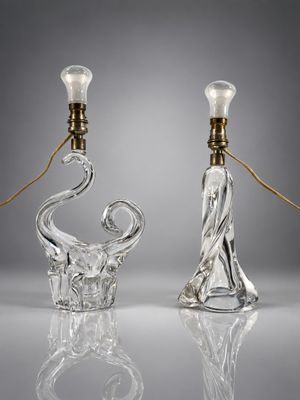 deux lampes en verre transparent ornées d'éléphants, posées sur une table