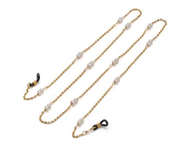 une chaîne en or ornée de perles et de perles noires sur fond blanc