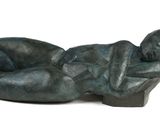 statue représentant un homme allongé sur le dos sur une surface blanche