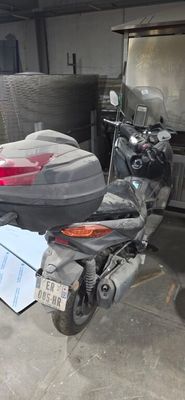 une moto garée dans un garage à côté d'un bateau