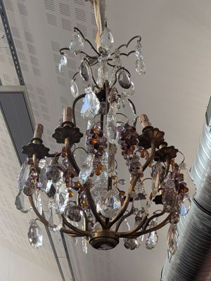 un lustre suspendu au plafond d'une pièce