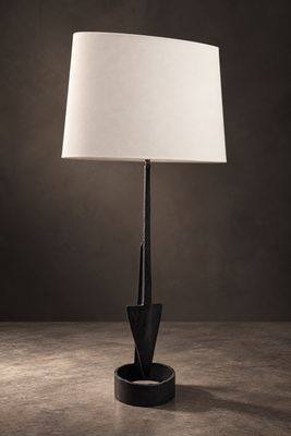 une lampe de table noire surmontée d'un abat-jour blanc