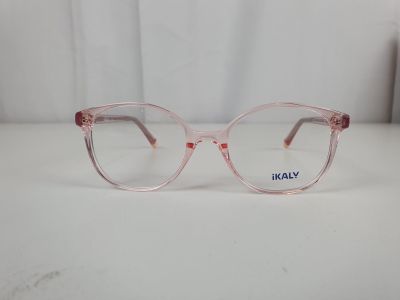 un gros plan sur une paire de lunettes posée sur une table