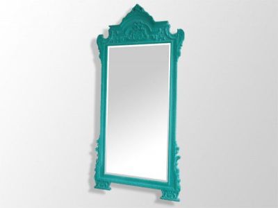 une image représentant un miroir accroché au mur d'une pièce