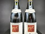 deux bouteilles de vin posées sur une table en bois