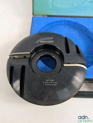 un cendrier noir avec un couvercle bleu et un cendrier noir avec un cendrier noir