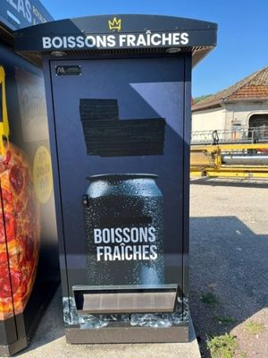 une boîte sur laquelle est représentée une pizza, à côté d'une poubelle
