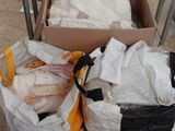 un chariot rempli de sacs de poisson posé par terre