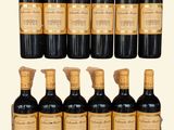 six bouteilles de vin rouge sont alignées