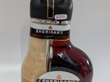 une bouteille de sirop à côté d'une bouteille de sirop